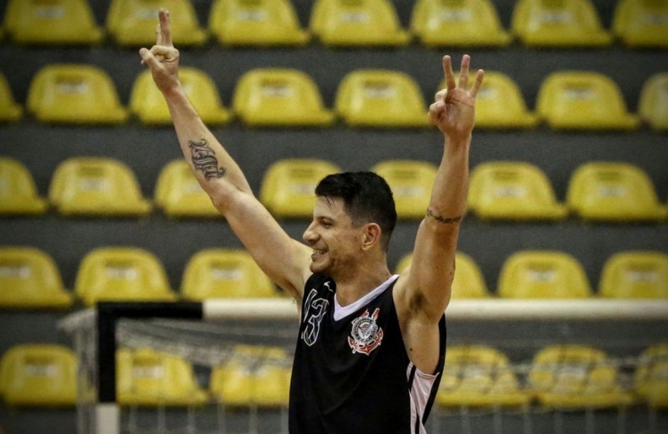 Lder, basquete do Corinthians venceu mais uma na Liga Ouro