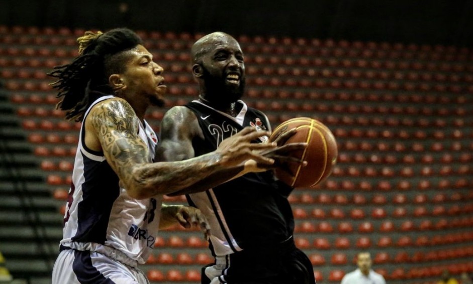 Na noite desta quinta-feira, o Corinthians voltou  disputa da Liga Ouro no Ginsio Wlamir Marques