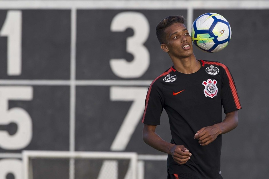 O jovem e promissor Pedrinho durante as atividades desta tarde no centro de treinamento