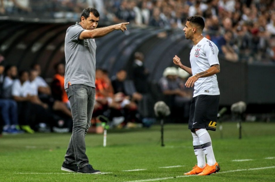 Carille passa instrues ao meia Gabriel durante jogo contra o Vitria; treinador est na mira de clube rabe