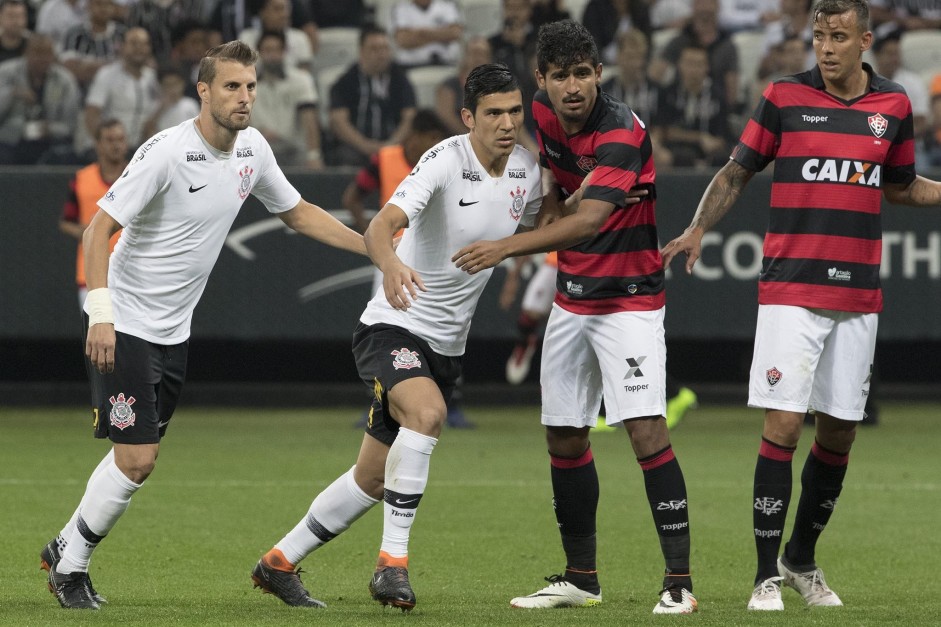 Henrique e Balbuena, a dupla de zaga titular atuando contra o Vitria, na Arena Corinthians