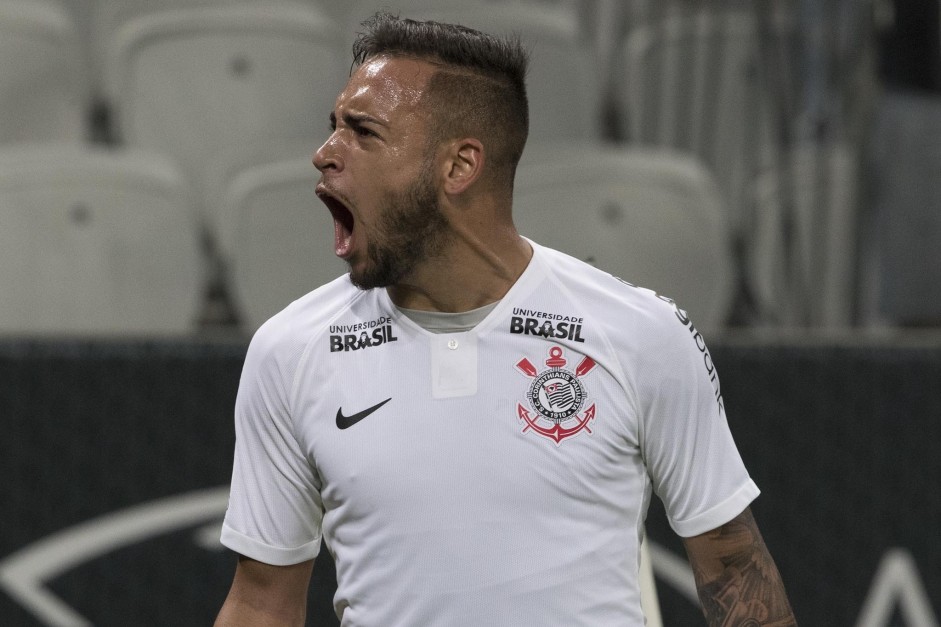 Maycon marcou o primeiro tento do Corinthians diante o Vitria, na Arena, pela Copa do Brasil