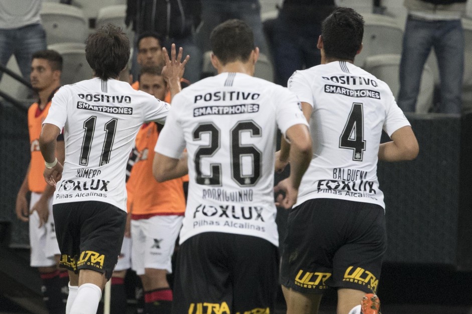 No dia dos quatro anos da Arena, o paraguaio Romero marca dois gols diante o Vitria