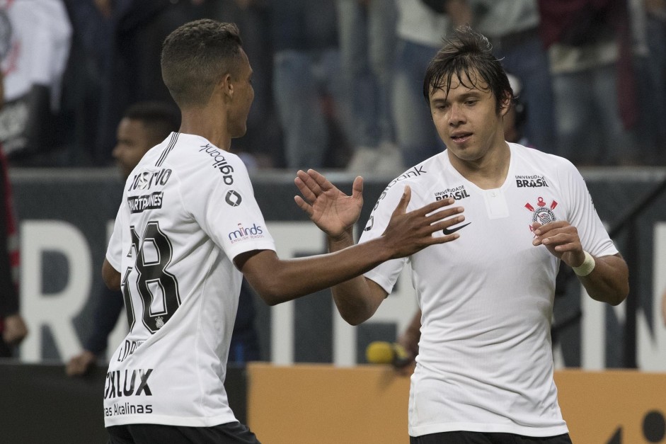 Pedrinho e Romero comemoram o gol do paraguaio contra o Vitria, na Arena Corinthians