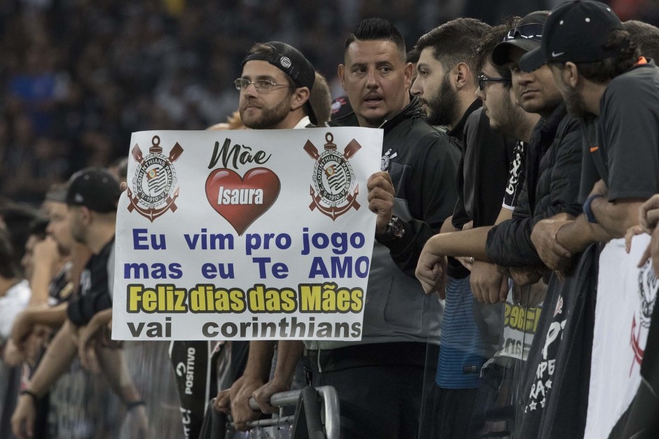 Durante o Dérbi, a torcida prestou muitas homenagens às mães