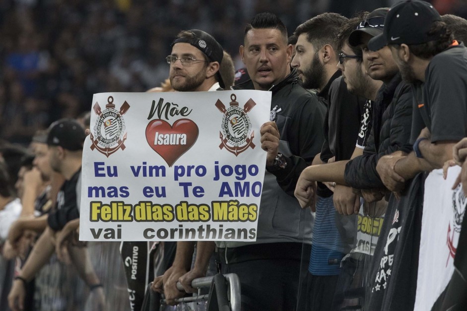 Durante o Drbi, a torcida prestou muitas homenagens s mes