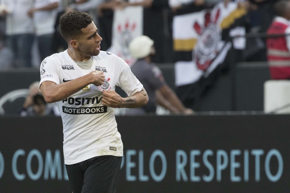 Gabriel aponta para o escudo corinthiana na camisa em comemorao ao gol de Rodriguinho