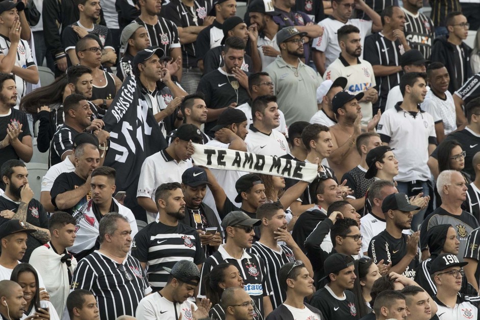 No dia das mes, torcedores levaram faixas  Arena Corinthians para homenage-las no Drbi