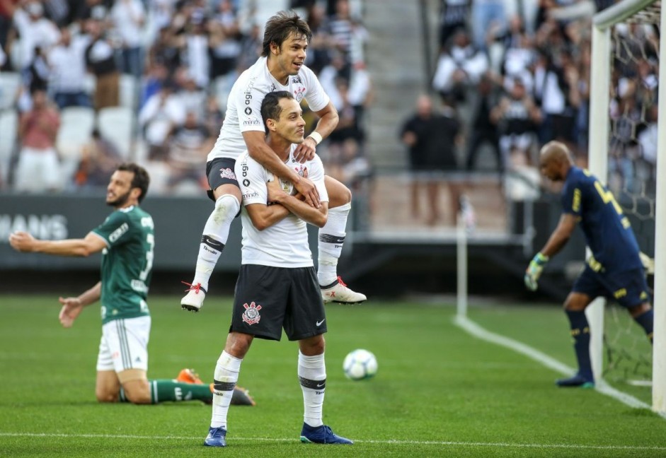 Rodriguinho e Romero durante comemorao do gol do meia contra o Palmeiras, na Arena, em 2018