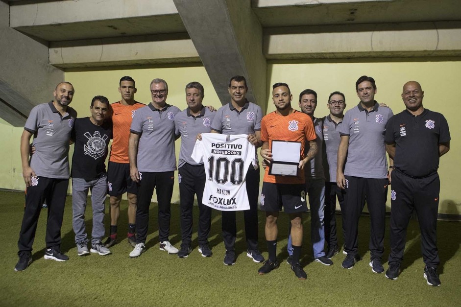 Maycon foi homenageado antes do jogo contra o Deportivo Lara pelos 100 jogos no time principal