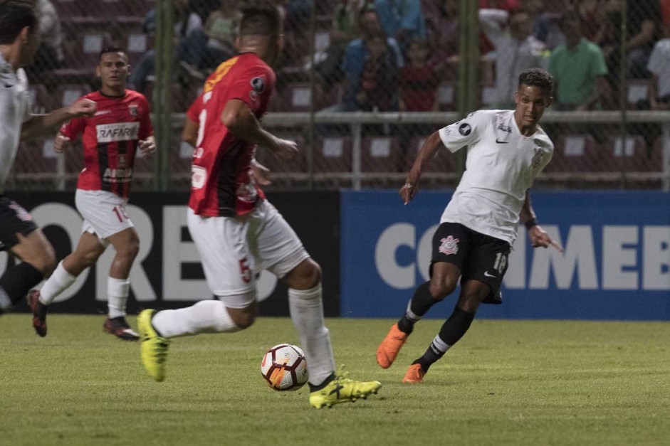 Pedrinho fez outra boa participao jogando contra o Deportivo Lara