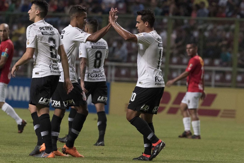 Jadson e Pedrinho comemoram o primeiro hat trick do maestro com a camisa do Corinthians