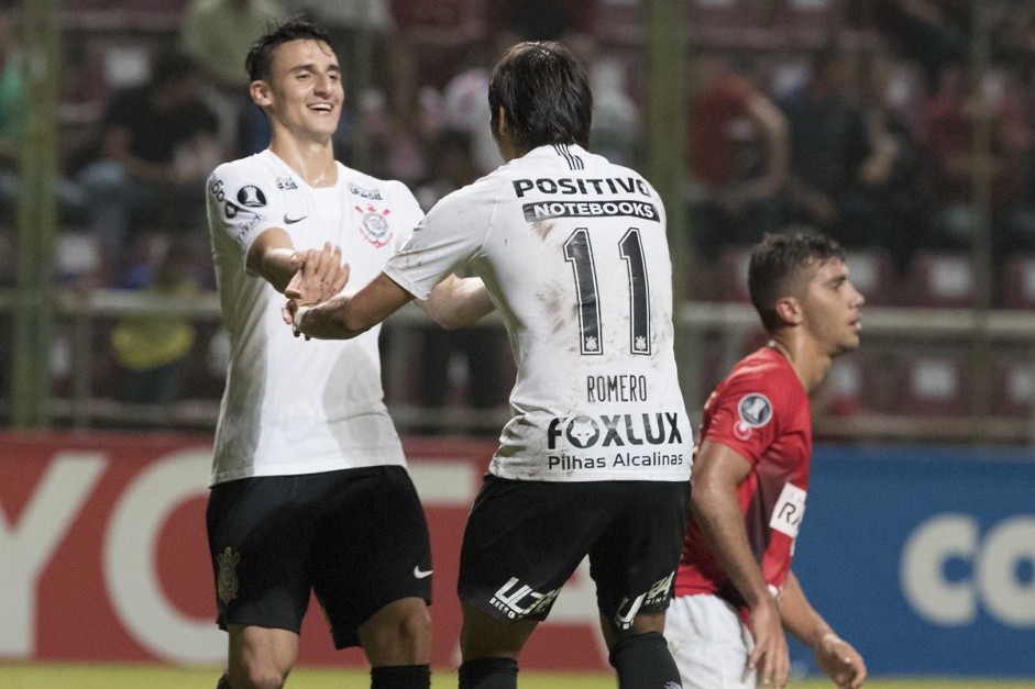 Mantuam e Romero comemorando um dos gols do Corinthians contra o Deportivo Lara, em 2018