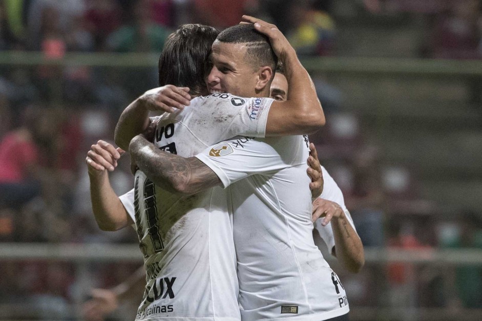 Romero e Sidcley comemoram o gol do paraguaio contra o Deportivo Lara