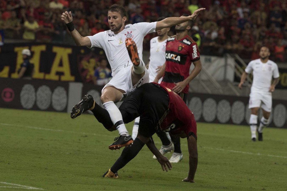 O zagueiro Henrique atuando contra o Sport, pelo Campeonato Brasileiro