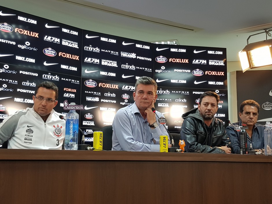Osmar, Andrs e Dulio na coletiva de apresentao oficial do novo tcnico do Corinthians