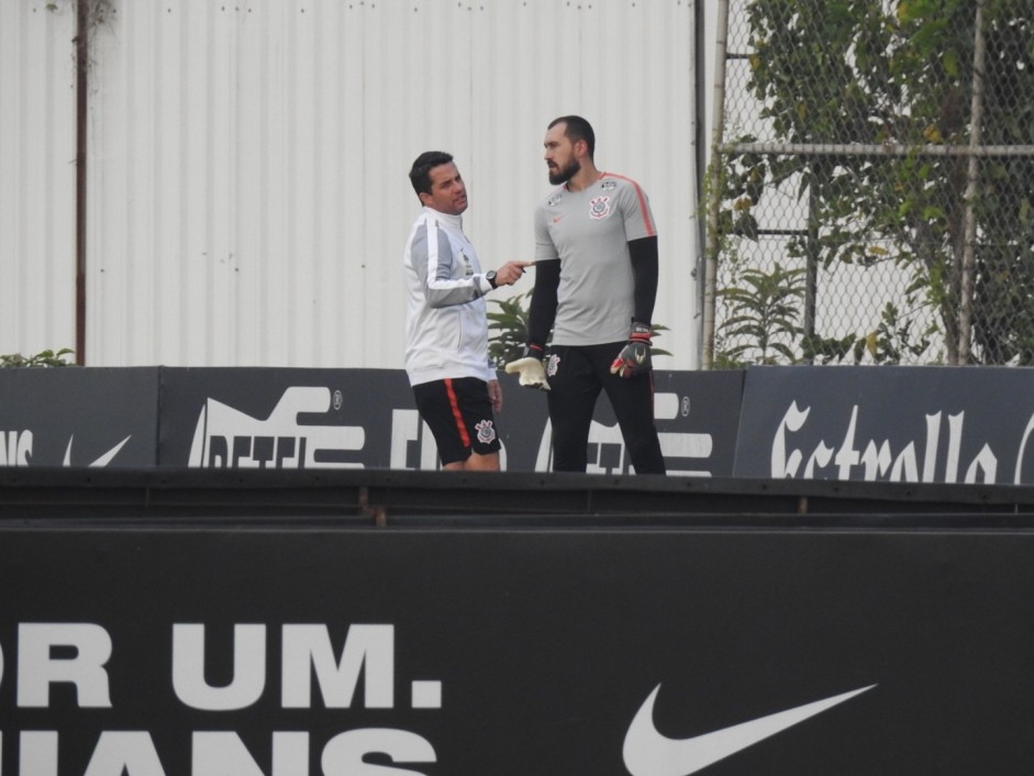 Osmar Loss conversa com o goleiro Walter em seu primeiro dia como treinador do Corinthians