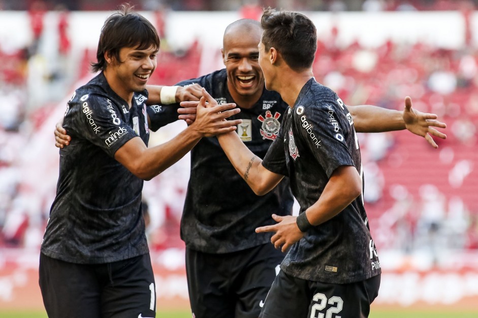 Romero, Roger e Vital comemorando o gol do garoto contra o Internacional