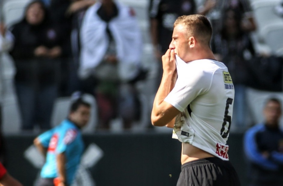 Carlos Augusto ganhou chance como titular do Corinthians diante do Atltico-PR