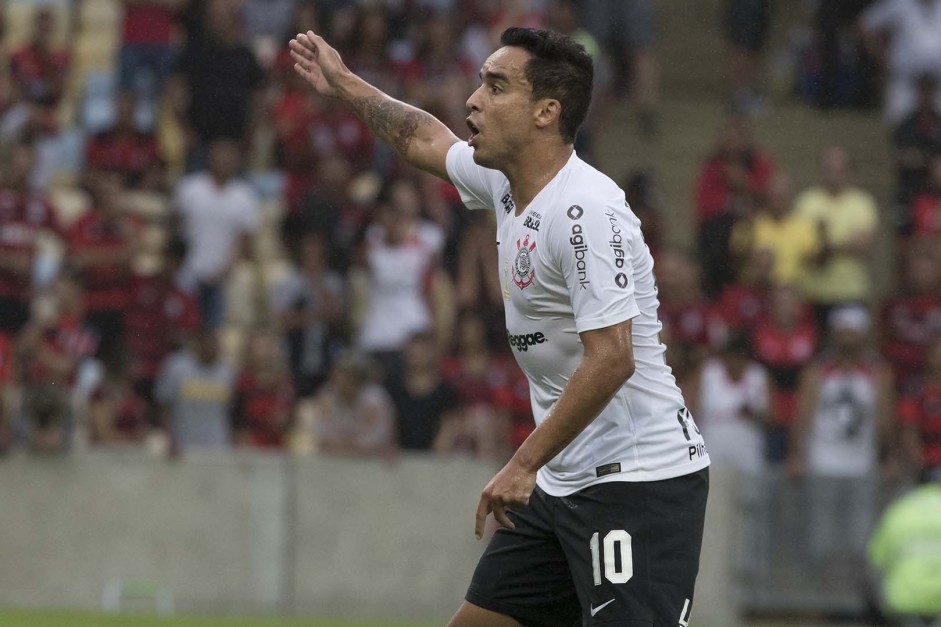 O Corinthians, de Jadson, enfrenta o Flamengo nesta quarta-feira