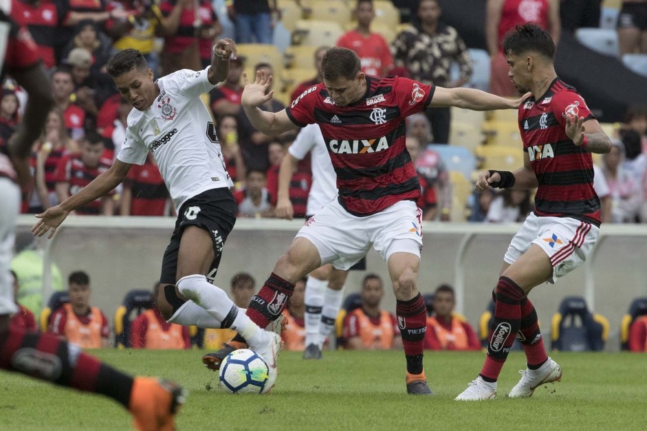 Pedrinho durante partida contra o Flamengo, pelo Brasileirão, no Maracanã