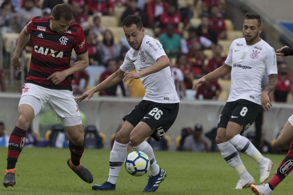 Rodriguinho e Maycon durante partida contra o Flamengo, no Maracan, pelo Brasileiro