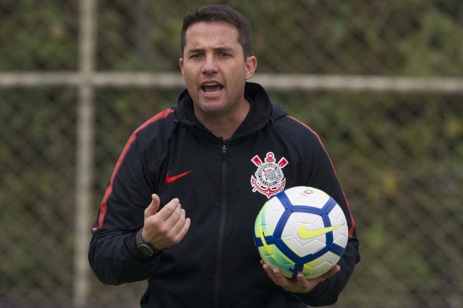 Loss prepara a equipe para enfrentar o Santos, no clssico pelo Brasileiro