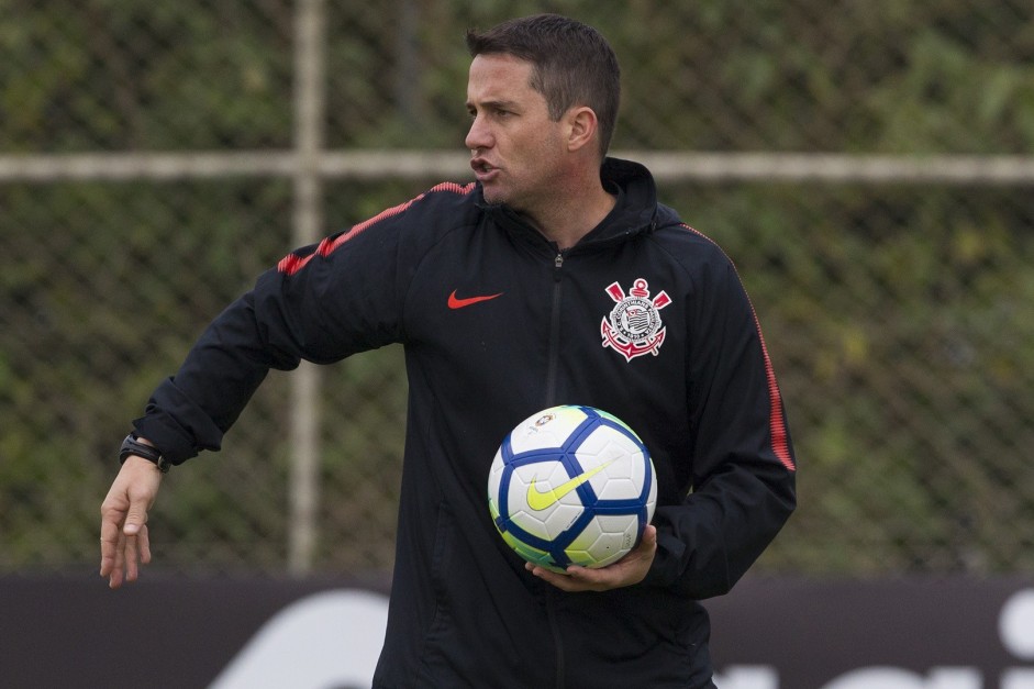 Osmar Loss monta o time que deve enfrentar o Santos, na Arena Corinthians
