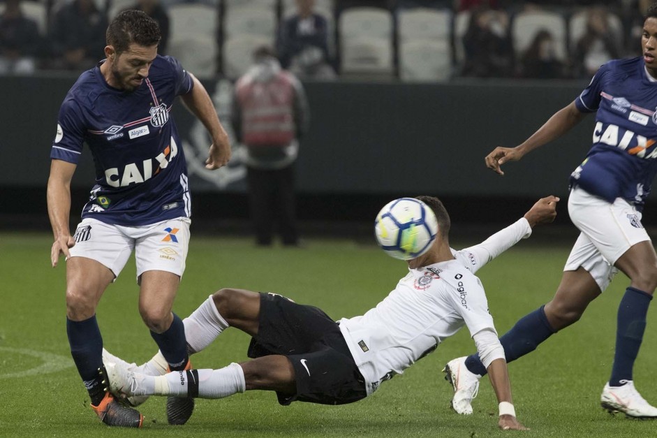 Pedrinho em dividida na partida contra o Santos, na Arena Corinthians, pelo Brasileiro