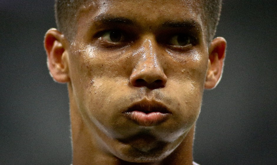 O jovem Pedrinho cansado durante partida contra o Santos, pelo Campeonato Brasileiro