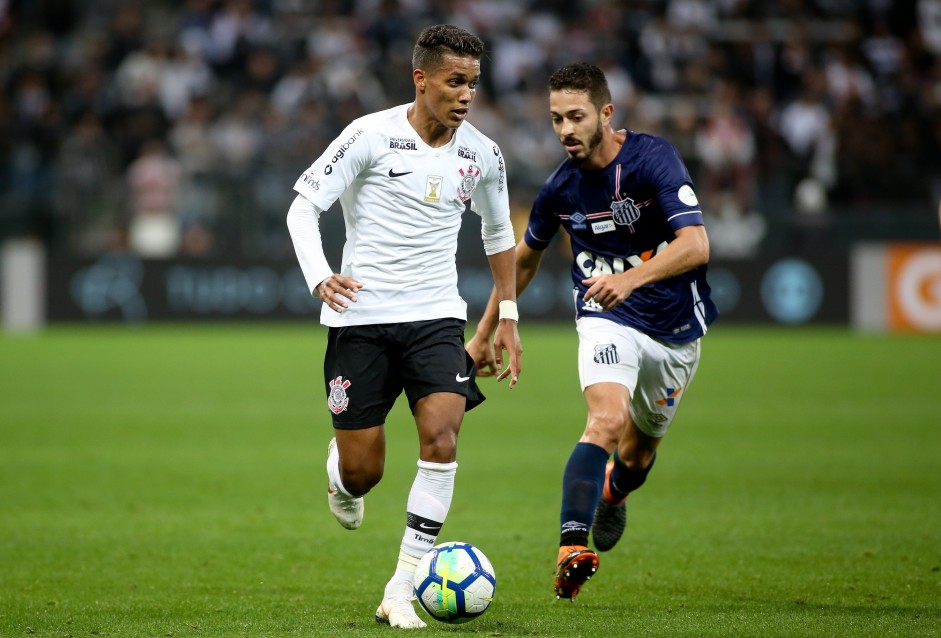 Pedrinho durante jogo contra o Santos, na Arena Corinthians, pelo Brasileiro