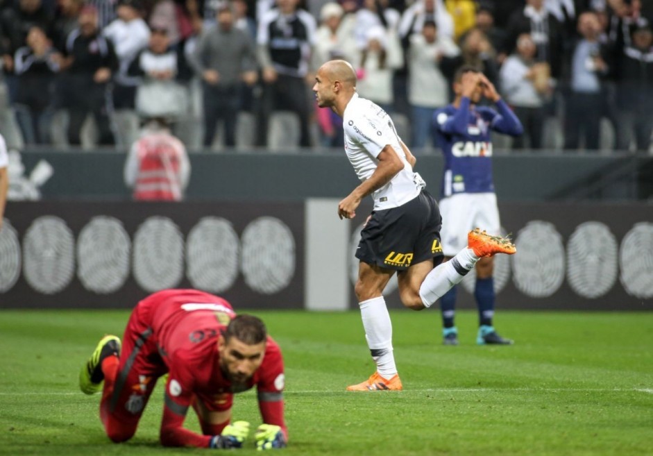 Roger anotou o nico gol do Corinthians contra o Santos, na Arena, pelo Campeonato Brasileiro