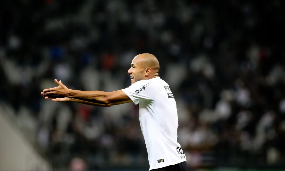 Roger marcou o nico gol do Corinthians contra o Santos, na Arena, pelo Brasileiro