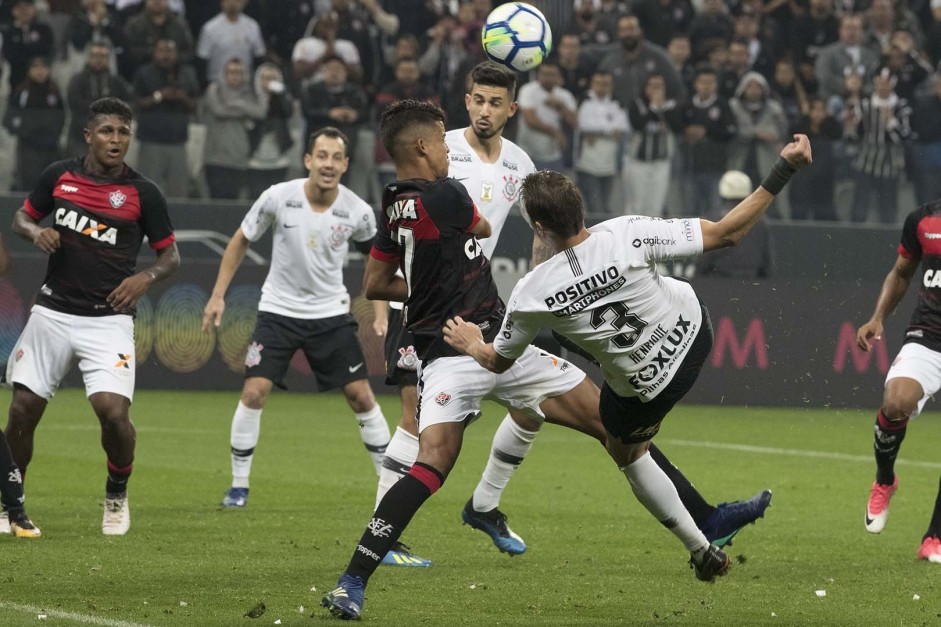 Os zagueiros Pedro Henrique e Henrique durante ataque do time do Vitória, na Arena Corinthians