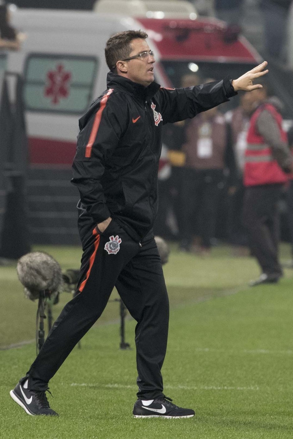Osmar Loss comandou o último jogo do Corinthians na Arena, antes da parada para a Copa