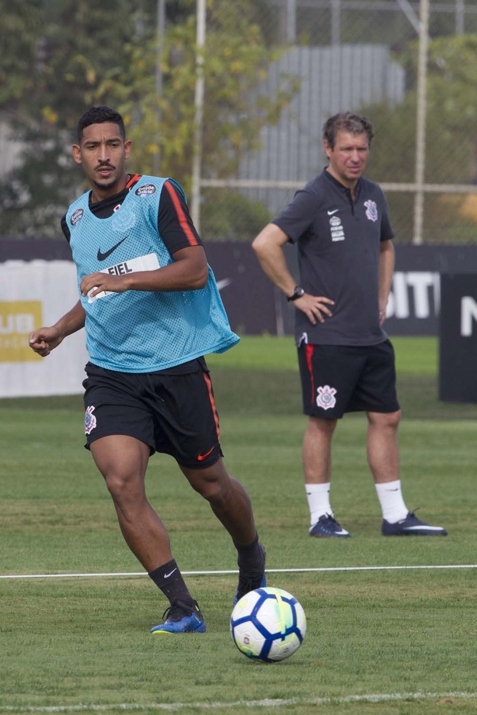 Léo Príncipe não tem jogado, mas vem treinando normalmente no CT