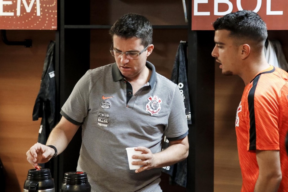 Loss conversa com jogadores no vestiário da Arena Fonte Nova