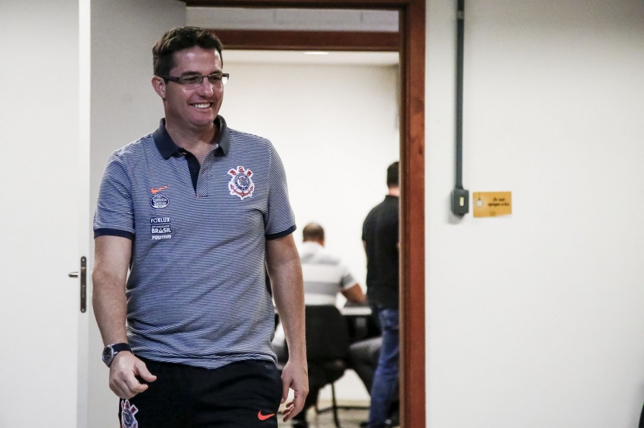 Osmar Loss chega ao vestiário da Arena Fonte Nova para duelo contra o Bahia, pelo Brasileirão