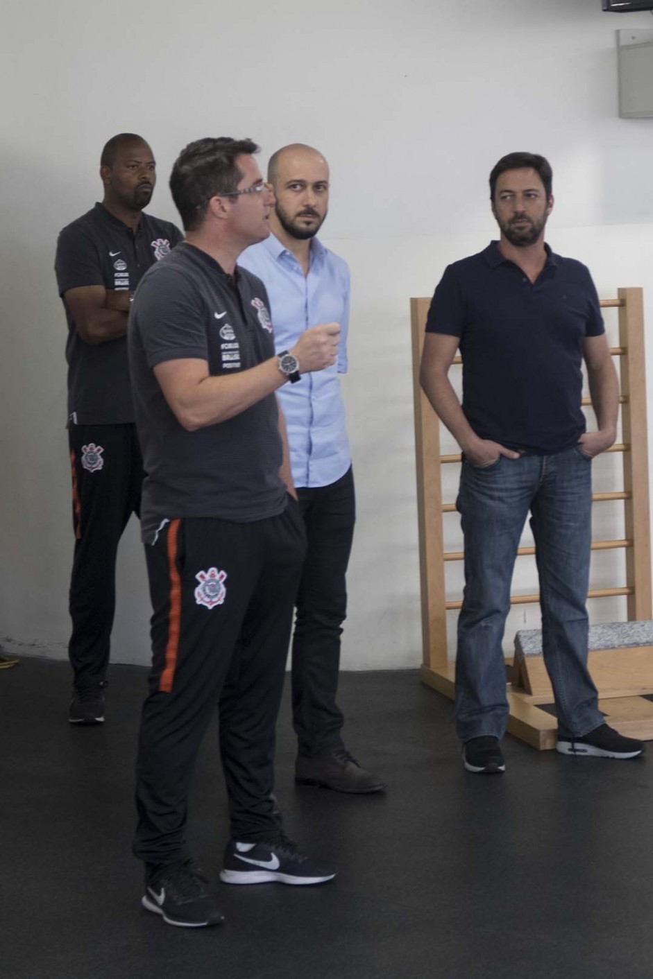 Osmar Loss, Alessandro e Duílio se reúnem com o elenco durante reapresentação pós-folga da Copa