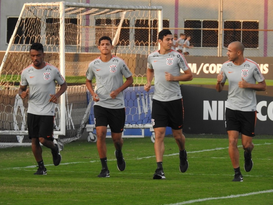 Paulo Roberto, Matheus Matias, Balbuena e Roger durante o treino que marcou o retorno do elenco