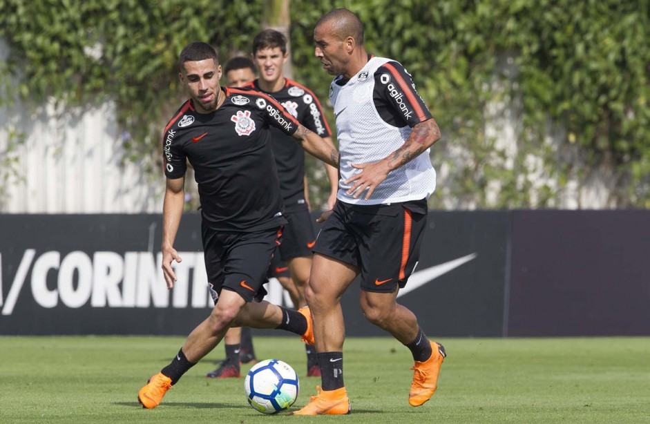 Em dia de jogo da seleção, elenco treinou na parte da manhã no CT