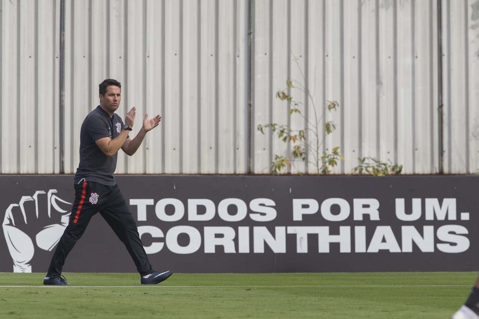 Osmar Loss pretende armar um Corinthians com centroavante para o segundo semestre