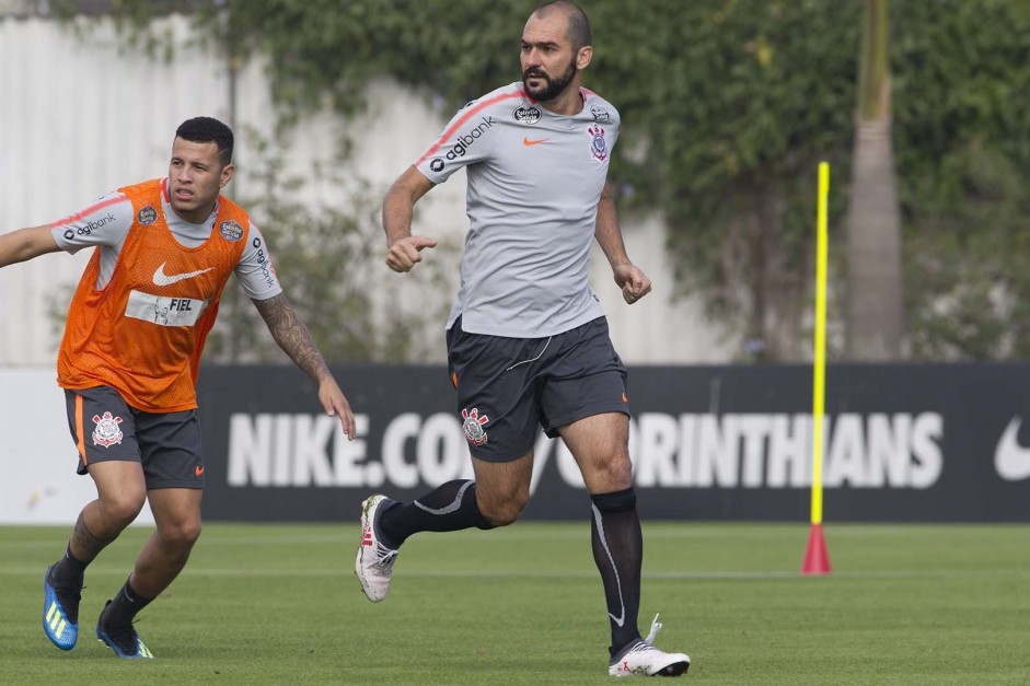 O veterano Danilo treina no CT com companheiros