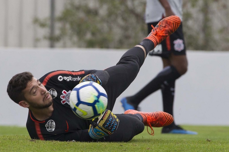 Goleiros fazem aquecimento no treino desta terça
