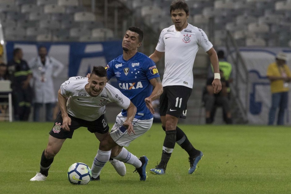 Mantuan e Romero durante partida amistosa contra o Cruzeiro, no Mineirão