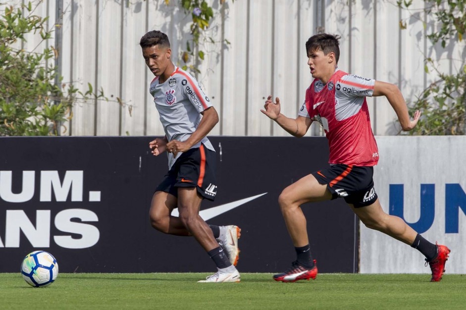 Matheus Vital (colete) será titular diante do Botafogo; Pedrinho é opção no banco