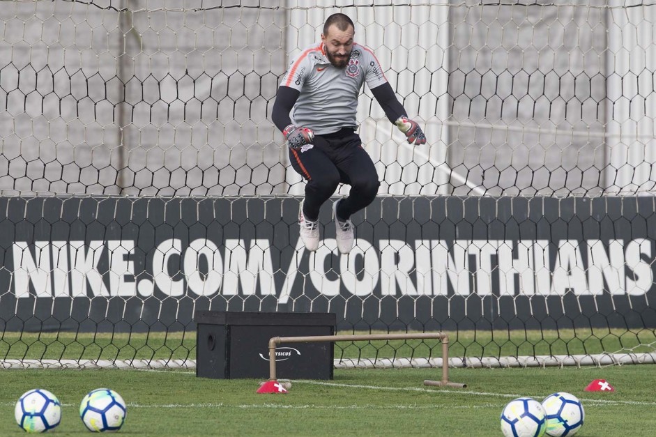 Walter treina duro no treino da manh