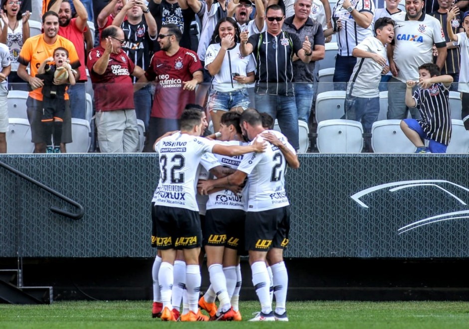 Jogadores comemorando o gol de empate contra o Grêmio, na Arena Corinthians