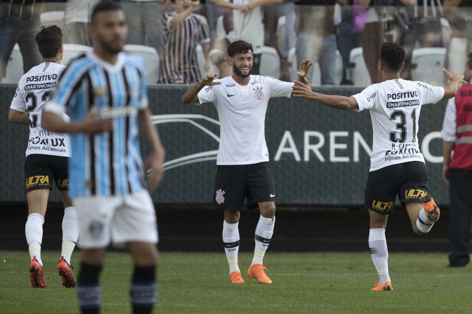 Juninho Capixaba e Marquinhos Gabriel comemorando o gol do meia contra o Grêmio, na Arena