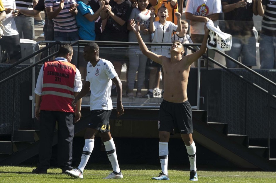 Matias comemora seu nico gol pelo Corinthians, em amistoso contra o Grmio